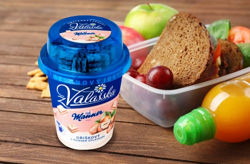 Smetanový jogurt z Valašska jahodový a Manner oplatky - novinka z Mlékárny Valašské Meziříčí